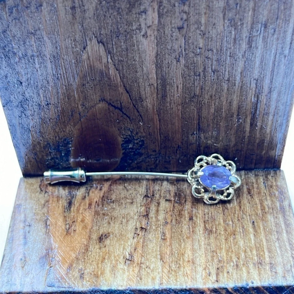 Delicate vintage gold tone stick pin light purple/lavender center “stone” - Picture 3 of 8